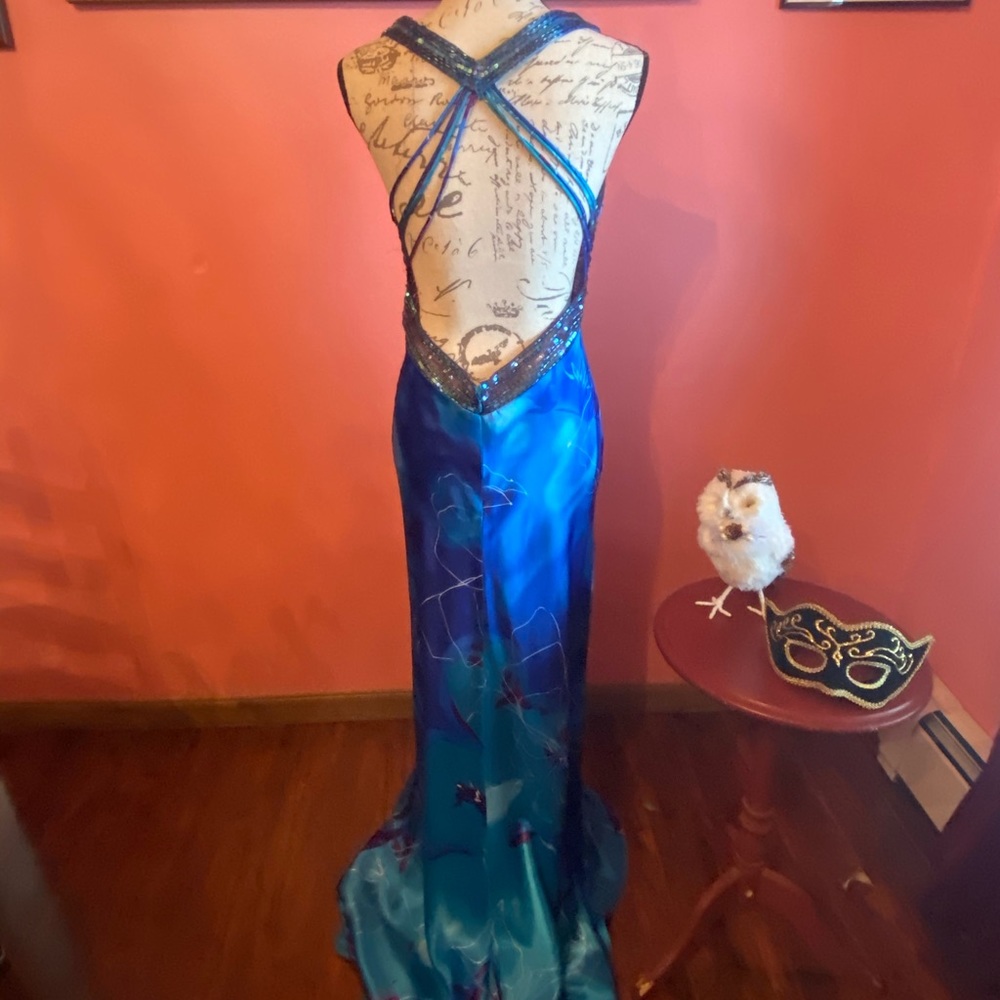 Gown - Picture 5 of 8